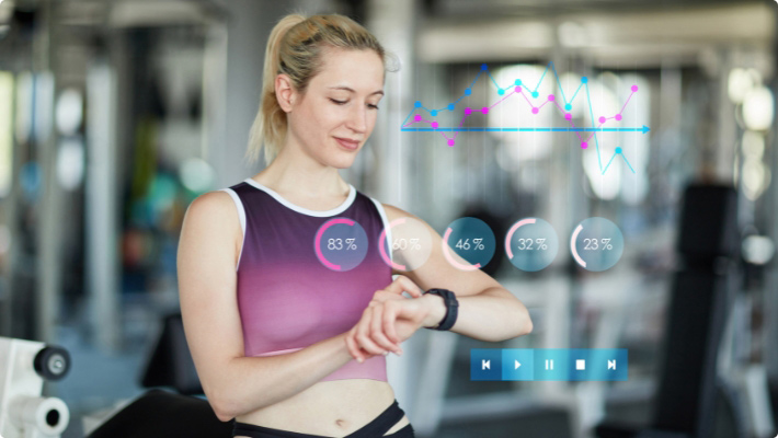 Eine sportlich gekleidete Frau schaut auf ihre Smartwatch, die messen deine Schritte, deinen Puls oder deinen Schlaf – und du erhältst personalisierte Fitness-Tipps von der KI.