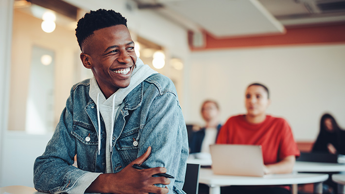 Ein Studium ist nicht der einzige Weg zu einem gut bezahlten Job. Besonders in der IT-Branche gibt es angesichts des Fachkräftemangels zahlreiche Möglichkeiten für Studienabbrecher:innen, z. B. eine IT-Weiterbildung oder Umschulung, eine Teilqualifizierung oder der Direkteinstieg in den Beruf.