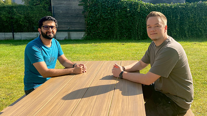 Zu sehen sind Fayez Baluch und Alexander Voth, Umschüler zum Fachinformatiker Anwendungsentwicklung bei GFN, aktuell in der betrieblichen Praxisphase bei der 3POS GmbH, Kiel