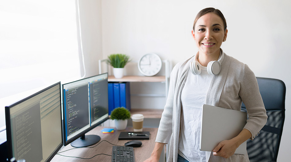 Eine Frau mit Laptop sicherst sich das nötige Praxiswissen – und ist mit dem anerkannten IHK-Berufsabschluss bestens gerüstet für deinen Neustart in der digitalen Arbeitswelt.