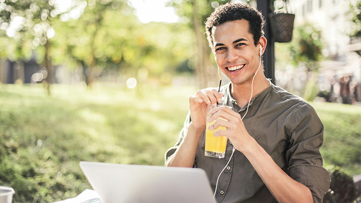 Digitale Kompetenz hilft dir, beruflich Fuß zu fassen und im Job erfolgreich zu sein. Erfahre, auf welche digitalen Skills es ankommt und wie du sie erwerben kannst.